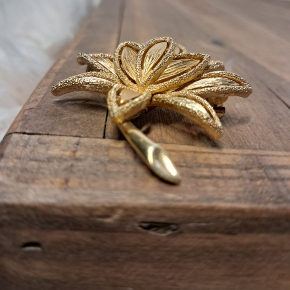 Avon Gold Toned Lotus Flower Brooch - Picture 5 of 7